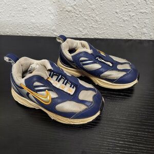 Kids 8 Nike athletic shoes non marking